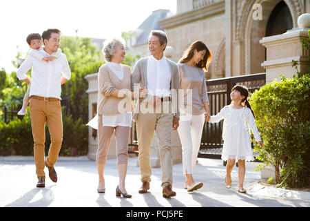 Felice famiglia cinese di passeggiare al di fuori Foto Stock