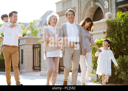 Felice famiglia cinese di passeggiare al di fuori Foto Stock