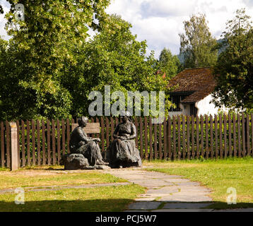 Sculture nei pressi di Heddal doga Chiesa, Norways doga più grande chiesa, comune Notodden, Norvegia Foto Stock