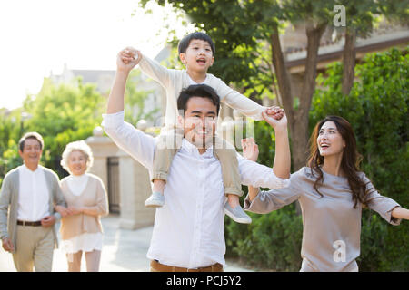 Felice famiglia cinese di passeggiare al di fuori Foto Stock