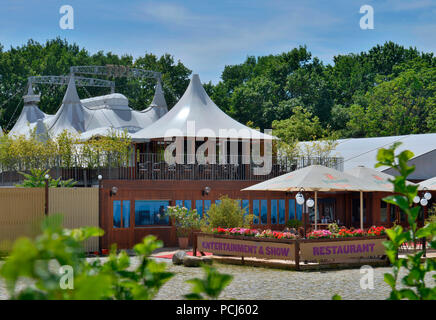 Tende tepee am Kanzleramt, Grosse Querallee, il Tiergarten, nel quartiere Mitte di Berlino, Deutschland Foto Stock