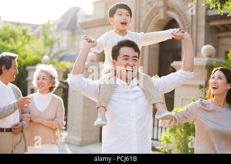 Felice famiglia cinese di passeggiare al di fuori Foto Stock