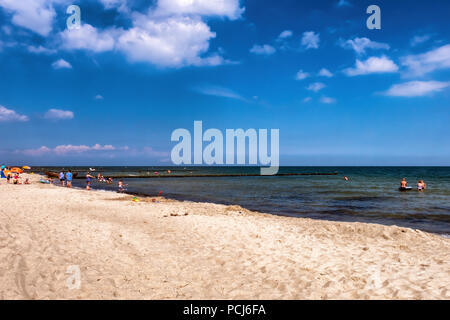 Germania Loddin,Stubbenfelde Beach. Di balneazione costiere resort sull'isola di Usedom sul Mar Baltico. Spiaggia di sabbia, persone nuotare nel mare tranquillo. Foto Stock