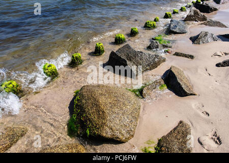 Germania Loddin,Stubbenfelde spiaggia.di balneazione costiere resort sull'isola di Usedom sul Mar Baltico. Rocks & legno groyne prevenire erosione della spiaggia sabbiosa Foto Stock