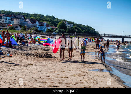 Affollata Spiaggia di Bansin come persone vacanze al mare Baltico resort sull isola di Usedom durante 2018 canicola estiva, Heringsdorf, Germania Spiaggia di Bansin è th Foto Stock