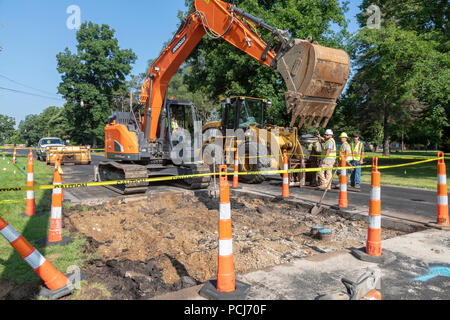 Pergamena, Michigan - a seguito della scoperta di alte concentrazioni di PFAS in pergamena di acqua potabile, un equipaggio di costruzione si collega la città di w Foto Stock