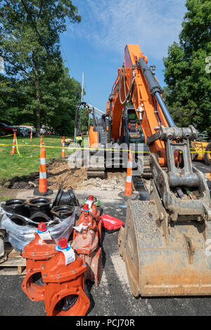 Pergamena, Michigan â€" a seguito della scoperta di alte concentrazioni di PFAS in pergamena di acqua potabile, un equipaggio di costruzione si collega la città Foto Stock