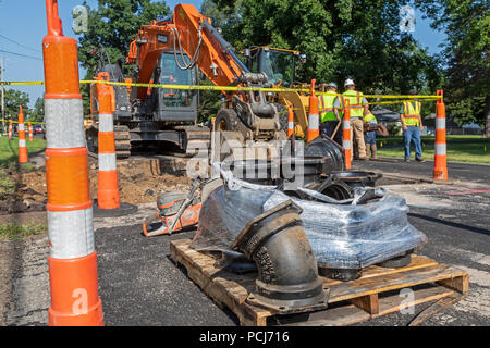 Pergamena, Michigan - a seguito della scoperta di alte concentrazioni di PFAS in pergamena di acqua potabile, un equipaggio di costruzione si collega la città di w Foto Stock