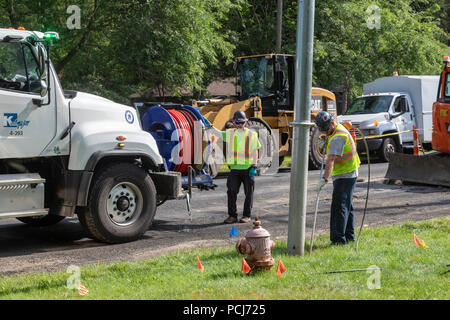 Pergamena, Michigan - a seguito della scoperta di alte concentrazioni di PFAS in pergamena di acqua potabile, un equipaggio di costruzione si collega la città di w Foto Stock