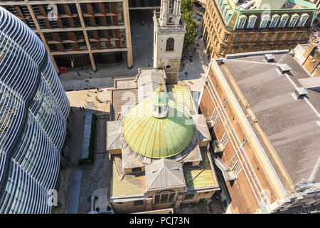 St Stephen Walbrook, una cupola verde chiesa da Sir Christopher Wren nel Walbrook, City of London EC4 tra Mansion House e l'edificio Walbrook Foto Stock