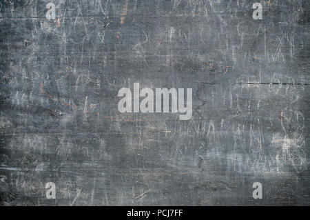 Il vecchio di legno grigio con bordo bianco illeggibile lettere e parole su di esso Foto Stock
