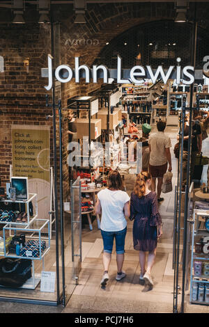 Persone che entrano John Lewis shop dentro la stazione di St. Pancras, una delle più grandi stazioni ferroviarie di Londra e casa di Eurostar. Foto Stock