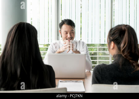 Il colloquio di lavoro - Foto di imprenditore asiatici ricorrente nel corso di ascoltare le risposte dei candidati. Foto Stock