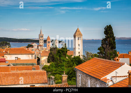 Rab città vecchia, torri della chiesa Foto Stock