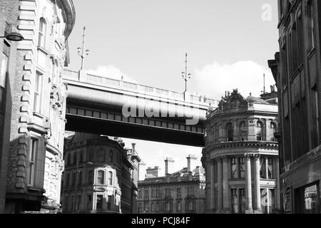 Newcastle il famoso Tyne Bridge su Phoenix House su Dean Street Lato in una giornata di sole. In bianco e nero Foto Stock