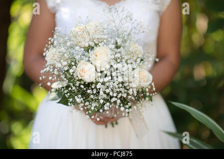 Bouquet di nozze - splendidi fiori in sposa le mani in un abito bianco. Foto Stock
