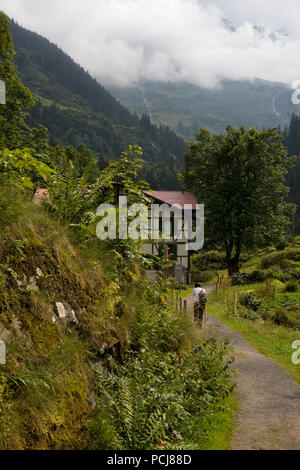 La spettacolare alta valle di Lauterbrunnen passato Stechelberg: fthe Berghaus Trachsellauenen, Oberland bernese, Svizzera. Modello rilasciato Foto Stock