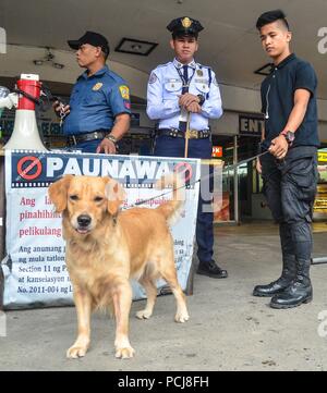 Quezon City, Filippine. 01 Ago, 2018. Alta visibilità della polizia. La visibilità della polizia e rigorose di sicurezza di polizia sono state condotte con il K9 del cane e la guardia di sicurezza presso il Centro Araneta, Cubao stazione bus giovedì 2 agosto 2018 Credit: Robert Oswald Alfiler/Pacific Press/Alamy Live News Foto Stock