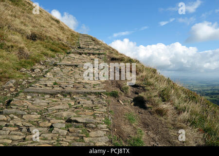 Il ripido sentiero in pietra che conduce fino alla cima della collina Pendle attraverso i gradini sull'estremità grande, Lancashire, Inghilterra, Regno Unito Foto Stock