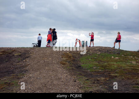 Le persone che assumono le foto nelle vicinanze di lavoro di scavo sul nuovo percorso essendo costruito che conduce fino alla colonna di trig sulla cima della collina di Pendle, Lancashire, Foto Stock