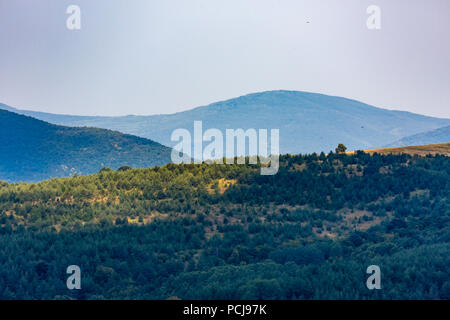 Paesaggio orizzontale con splendidi e verdi colline del Monte Vitosha, Sofia Città Regione, Bulgaria, foto scattata vicino al villaggio di Bistritza, giornata estiva con haze Foto Stock