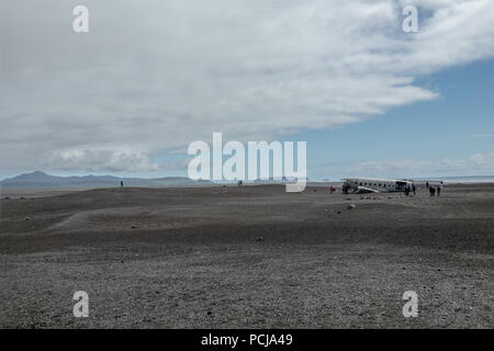 Vik, Iceland-June 11, 2018: nel novembre 21, 1973 a US Navy Douglas R4D-8, Super DC-3 si è schiantato nel sud dell'Islanda, a causa delle pesanti glassa. Si tratta di un pop Foto Stock