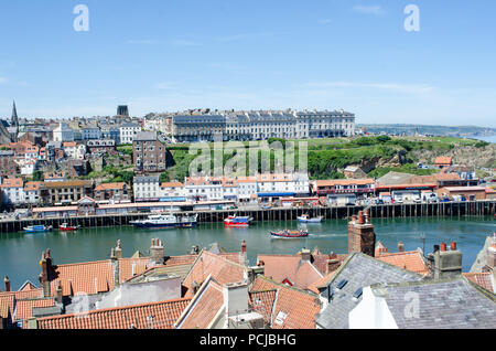 Whitby Yorkshire Regno Unito - 25 Giugno 2018: vista sulla città di Whitby su tetti Foto Stock