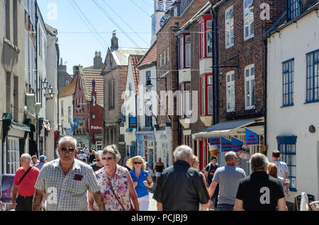 Whitby Yorkshire Regno Unito - 25 Giugno 2018: la strada affollata a Whitby popolare cittadina turistica Foto Stock