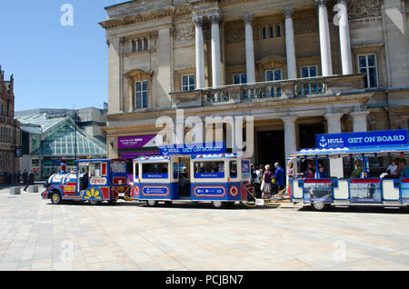 Hull Yorkshire Regno Unito - 27 Giugno 2018: Scafo treno turistico di fronte al Municipio Foto Stock