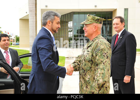 Stati Uniti Navy Adm. Kurt Tidd, comandante della U.S. Comando Sud, saluta il Paraguay Presidente eletto Mario Abdo Benitez al momento del suo arrivo al comando della sede di Miami Luglio 30. Abdo Benítez incontrato Tidd e altri alti dirigenti per discutere gli Stati Uniti-Paraguay partnership di difesa. Lo stretto legami di collaborazione tra gli Stati Uniti e il Paraguay includono molti decenni di una forte cooperazione in materia di sicurezza sulla base di interessi comuni e obiettivi condivisi e di rispetto reciproco. (U.S. Comando Sud Foto di Juan chiari) Foto Stock