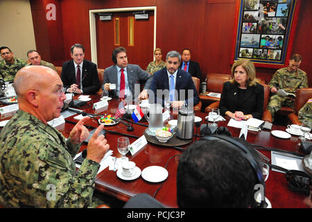 Mario Abdo Benitez, Presidente eletto del Paraguay, ascolta U.S. Navy Adm. Kurt Tidd, comandante della U.S. Comando Sud, mentre discute gli Stati Uniti-Paraguay partnership di difesa nel corso di un incontro con i membri del militare degli Stati Uniti sede Luglio 30. Lo stretto legami di collaborazione tra gli Stati Uniti e il Paraguay includono molti decenni di una forte cooperazione in materia di sicurezza sulla base di interessi comuni e obiettivi condivisi e di rispetto reciproco. (U.S. Comando Sud Foto di Juan chiari) Foto Stock