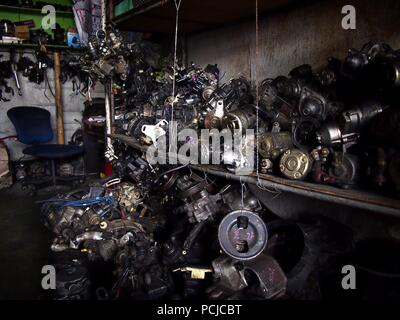 Foto di un assortimento di auto usate o di pezzi di ricambio per automobili sul display a un avanzo shop Foto Stock
