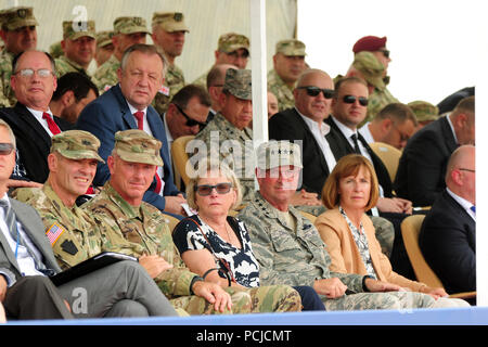 Stati Uniti I leader militari, da sinistra, U.S. Esercito il Mag. Gen. John L. Gronski, vice comandante generale per l'esercito Guardia nazionale, deliberando il vice Comandante Generale dell'esercito degli Stati Uniti in Europa, Stati Uniti Esercito Brig. Gen. Randall Simmons, Georgia La Guardia Nazionale Assistant aiutante General-Army, U.S. Air Force gen. Giuseppe L. Lengyel, capo della Guardia Nazionale Ufficio di presidenza degli Stati Uniti e Ambasciata in Georgia Chargé d'affaires Elizabeth Rood guardare la cerimonia di apertura del Partner nobile 2018 a Vaziani Air Field, Georgia, 1 Agosto, 2018. Partner di nobile 2018 è una residenza georgiana delle Forze Armate e DEGLI STATI UNITI Esercito cooperativamente Europa-vigilia di led Foto Stock