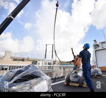 Guardacoste Hamilton il suo equipaggio guida per un gancio della gru di un pallet di cocaina durante un farmaco offload a Port Everglades, 1 Agosto, 2018. I farmaci sono stati sequestrati durante l'interdizione di cinque sospetti di contrabbando delle navi e il recupero di due balle flottante campi che si trovano al largo delle coste del Messico, America Centrale e Sud America dalla Coast Guard Cutters Hamilton (WMSL-753), Alert (WMEC-630), e Venturous (WMEC-625). Coast Guard Foto di Sottufficiali di terza classe Brandon Murray. Foto Stock