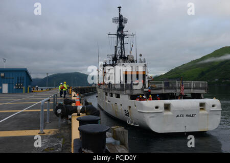 Il Guardacoste Alex Haley (WMEC 39) ritorna al suo homeport di Kodiak, Alaska, 1 agosto 2018. I membri di equipaggio completato un 90-giorno di implementazione, il pattugliamento più di 16.000 miglia per tutto l'Oceano Pacifico. Stati Uniti Coast Guard foto di Sottufficiali di terza classe Lauren Dean. Foto Stock