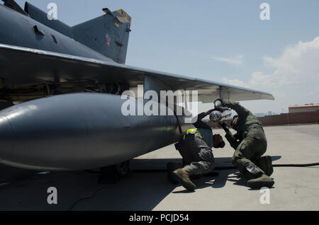 Un colombiano Air Force Kfir fighter jet pilota e capo equipaggio condotta pre-volo ispezioni sul getto durante la bandiera rossa 18-3 presso la Base Aerea Militare di Nellis Nev., 27 luglio 2018. Il Colombiano Air Force Kfir figher getti sono la formazione a fianco degli Stati Uniti Sforzi durante la bandiera rossa 18-3 in realistico air-air Combat training scenari. (U.S. Air Force photo by Staff Sgt. Angela Ruiz) Foto Stock