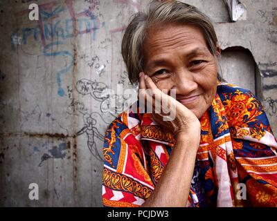 ANTIPOLO City, Filippine - 1 agosto 2018: Un'anziana donna asiatica sorrisi e rappresentare per la fotocamera. Foto Stock