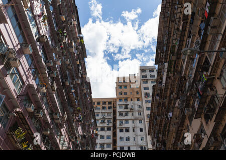 Hong Kong architettura urbana sfondo, enorme blocco di appartamenti pareti Foto Stock