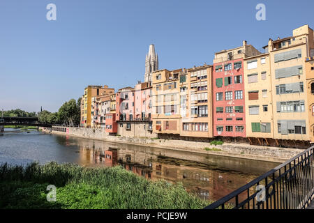 Case pittoresche e si affaccia sul fiume Onyar a Girona, Spagna Foto Stock