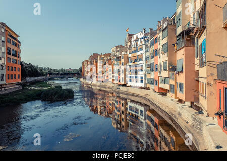 Case pittoresche e si affaccia sul fiume Onyar a Girona, Spagna Foto Stock