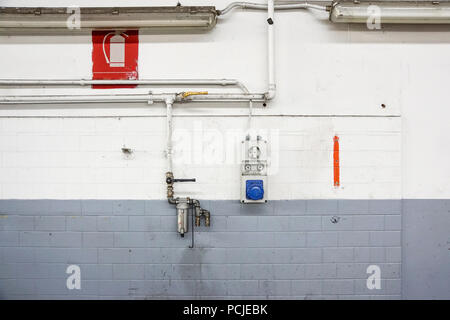 Abbandonato il vecchio industrial interior dettaglio in corrispondenza della parete Foto Stock