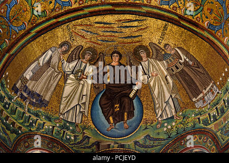 Raffigurante Cristo come Creatore del cosmo nella Basilica di San Vitale 547 annuncio del VI secolo in Ravenna - Mosaici ( tardo romana e bizantina, architettura) Emilia Romagna - Italia settentrionale. ( UNESCO World Heritage Site ) Italiano Foto Stock