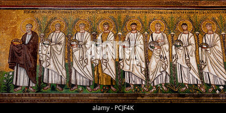 I santi martiri - dopo 526 nella Basilica di Sant Apollinare Nuovo 6-7secolo mosaico bizantino Ravenna ( tardo romana e bizantina, architettura) Emilia Romagna - Italia settentrionale. ( UNESCO World Heritage Site ) Foto Stock