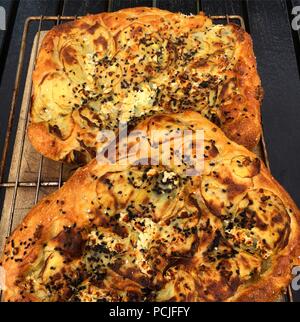 Patate e sesamo nero focaccia di sementi Foto Stock