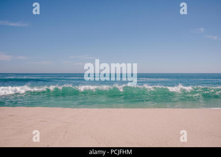 Onde che si infrangono sulla spiaggia, Australia Foto Stock