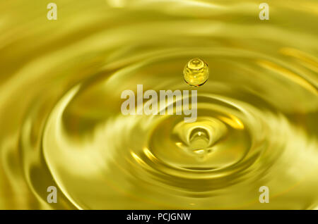 Golden acqua spruzzi di goccioline in acqua Foto Stock