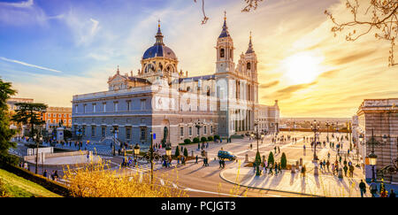 La cattedrale di Almudena è la cattedrale di Madrid, Spagna, e si tratta di un moderno edificio concluso nel 1993. Si tratta di una delle attrazioni della citta'. Foto Stock
