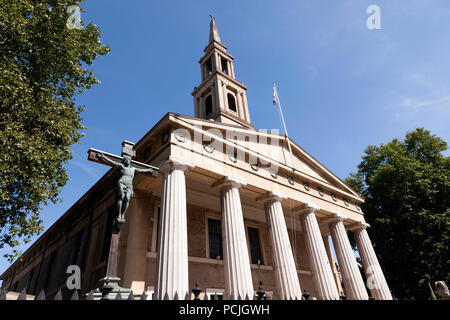 Vista Wide-Angle cercando fino alla chiesa di San Giovanni Evangelista, Waterloo, London, Regno Unito Foto Stock