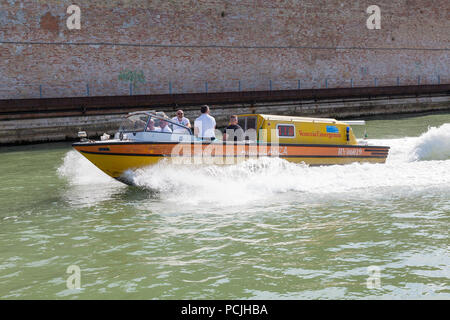 Ambulanza veneziano, servizi di emergenza, di rispondere a una chiamata in uscita, Venezia, Italia con un team medico accelerando attraverso la laguna nella loro barca Foto Stock