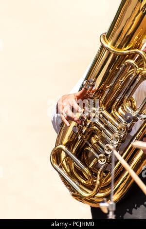 Primo piano della tuba player in strada. Presentazione della banda di ottoni. Lo strumento della banda di ottoni tuba Foto Stock